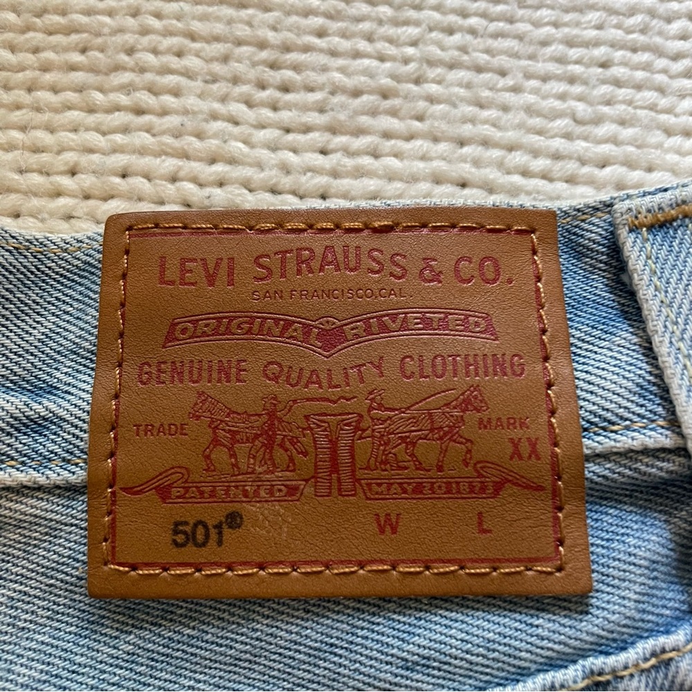 ✨SOLD✨ Levi’s 501 Mid-Rise Jean Shorts - Picture 5 of 7